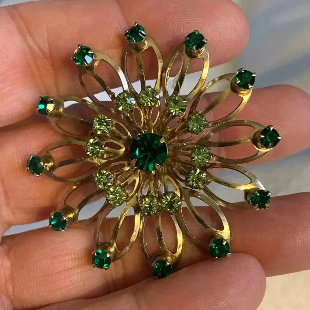 Victorian Vibe VTG gold tone Gothic pin/brooch w/ Green Rhinestones Mid Century